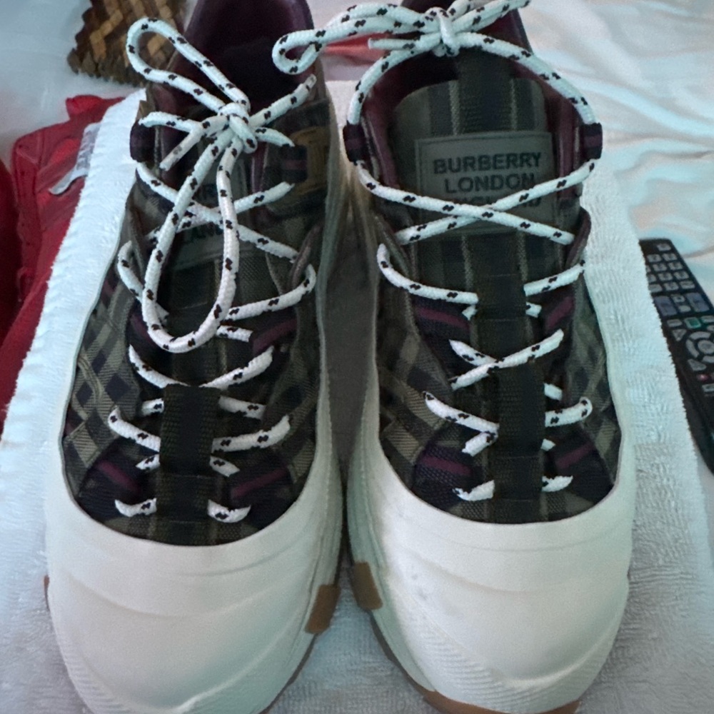 Burberry shoe - Picture 5 of 7